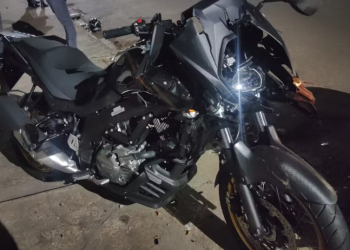 MOTOCICLISTA PERDE O CONTROLE DA DIREÇÃO, CAI NO ASFALTO EM AVENIDA E MORRE