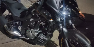 MOTOCICLISTA PERDE O CONTROLE DA DIREÇÃO, CAI NO ASFALTO EM AVENIDA E MORRE