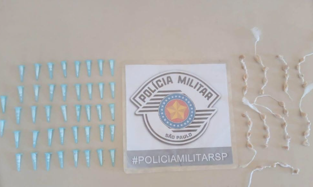 HOMEM É PRESO APÓS SER FLAGRADO COM 80 PORÇÕES DE DROGAS