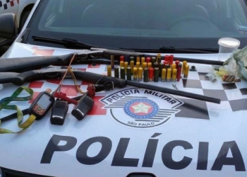 PAI E FILHO SÃO PRESOS APÓS PM ENCONTRAR DROGAS, ARMAS E MUNIÇÕES DURANTE OPERAÇÃO POLICIAL