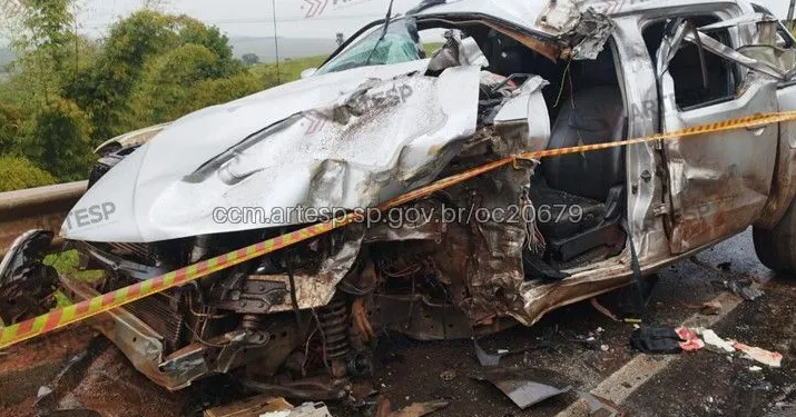 ACIDENTE ENTRE CARRETA E CAMINHONETE MATA UMA PESSOA E DEIXA TRÊS FERIDAS ENTRE ITAÍ E PARANAPANEMA