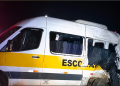ACIDENTE ENTRE VAN ESCOLAR, CAMINHÃO E CARRO DEIXA DOIS MORTOS E TRÊS FERIDOS GRAVES EM PARANAPANEMA