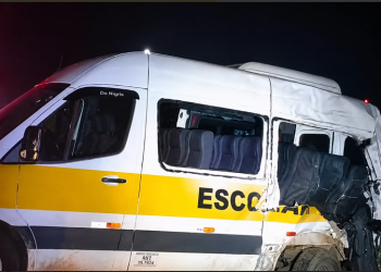ACIDENTE ENTRE VAN ESCOLAR, CAMINHÃO E CARRO DEIXA DOIS MORTOS E TRÊS FERIDOS GRAVES EM PARANAPANEMA
