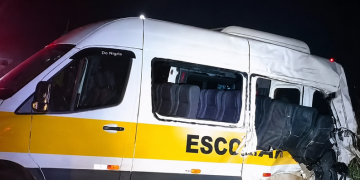 ACIDENTE ENTRE VAN ESCOLAR, CAMINHÃO E CARRO DEIXA DOIS MORTOS E TRÊS FERIDOS GRAVES EM PARANAPANEMA