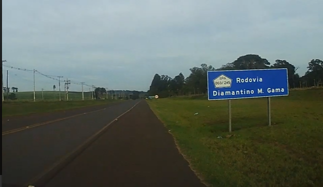 COLISÃO ENTRE DOIS CARROS DEIXA VÍTIMA PRESA ÀS FERRAGENS E QUATRO FERIDOS EM RODOVIA DE ARANDU