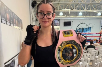 ATLETA DE AVARÉ NOCAUTEIA ADVERSÁRIA E CONQUISTA CINTURÃO DE MUAY THAI EM MATÃO