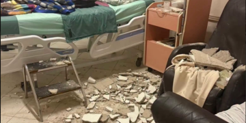 PARTE DO TETO DESABA EM QUARTO DE HOSPITAL E ACOMPANHANTE FICA FERIDA