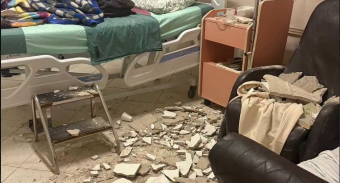 PARTE DO TETO DESABA EM QUARTO DE HOSPITAL E ACOMPANHANTE FICA FERIDA