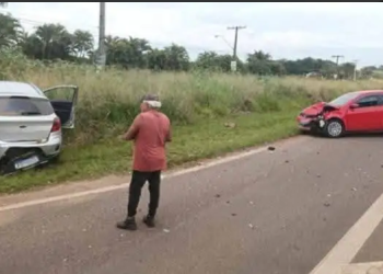 COLISÃO ENTRE DOIS CARROS DEIXA FERIDOS NA SP-255