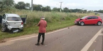 COLISÃO ENTRE DOIS CARROS DEIXA FERIDOS NA SP-255