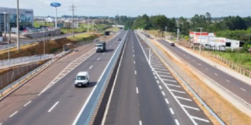 HOMEM DE 39 ANOS MORRE APÓS CARRO BATER NA TRASEIRA DE CAMINHÃO NA SP-255 EM AVARÉ