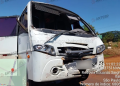 MICRO-ÔNIBUS QUE TRANSPORTAVA PACIENTES BATE EM CARRETA E DEIXA 11 FERIDOS NA SP-255