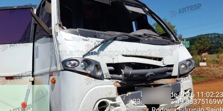 MICRO-ÔNIBUS QUE TRANSPORTAVA PACIENTES BATE EM CARRETA E DEIXA 11 FERIDOS NA SP-255