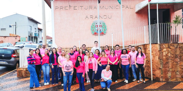 FUNCIONÁRIOS MUNICIPAIS DE ARANDU VESTEM ROSA EM APOIO À CAMPANHA OUTUBRO ROSA