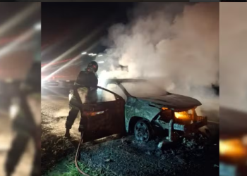 CAMINHONETE É CONSUMIDA PELAS CHAMAS NA CASTELLO BRANCO; NINGUÉM SE FERIU