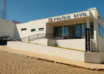 HOMEM É PRESO APÓS SER FLAGRADO SE MASTURBANDO EM PRAÇA PÚBLICA