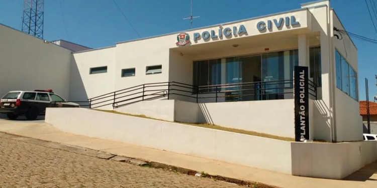 HOMEM É PRESO APÓS SER FLAGRADO SE MASTURBANDO EM PRAÇA PÚBLICA