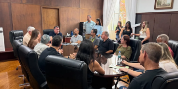 PREFEITO RECEBE COMERCIANTES PARA DISCUTIR OBRA CONTRA ENCHENTES NO CENTRO DE AVARÉ